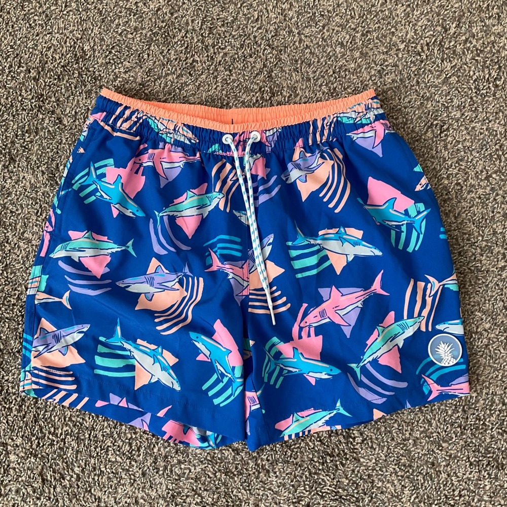 Chubbies Mens Medium 5.5 Inseam Swim Trunks Retro Shark Print Blue Board Shorts